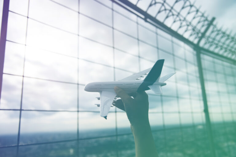 aereo giocattolo ryanair sorretto da mano di bambino