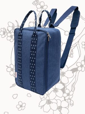 bagaglio a mano sakura versione zaino colore blu su sfondo fiori sakura