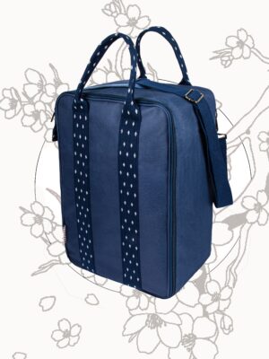 bagaglio a mano sakura versione borsa colore blu su sfondo fiori sakura