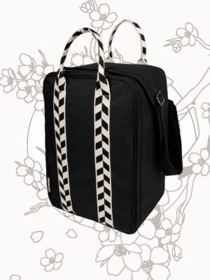 bagaglio a mano sakura versione borsa colore nero su sfondo fiori sakura
