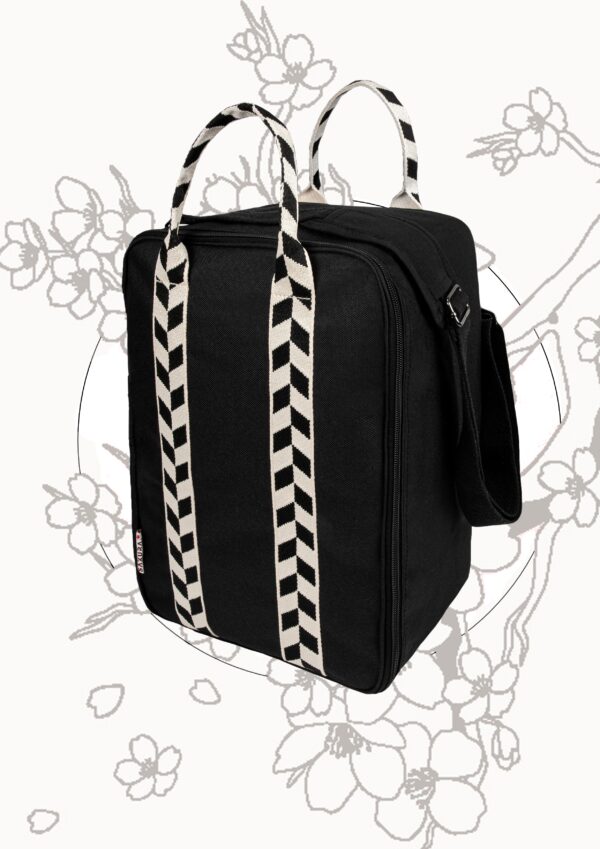 bagaglio a mano sakura versione borsa colore nero su sfondo fiori sakura