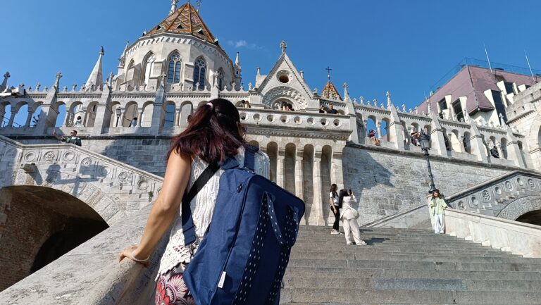 Zaino Bagaglio a Mano 40x20x25 Ryanair indossato con monumento di Budapest sullo sfondo