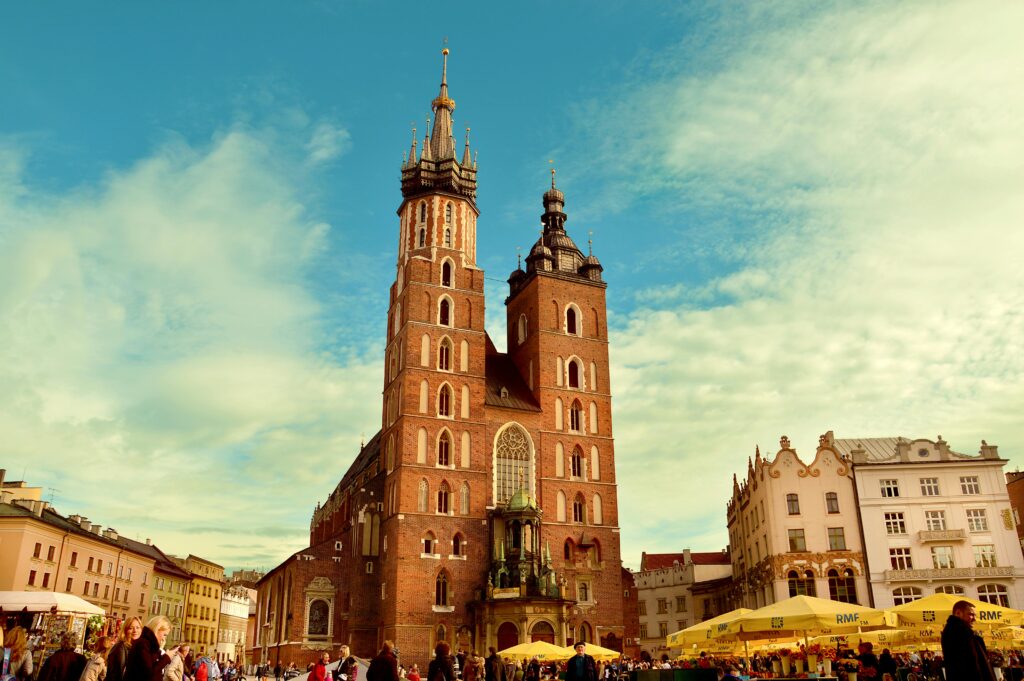 vista dal basso della Basalica Santa Maria a Cracovia Polonia